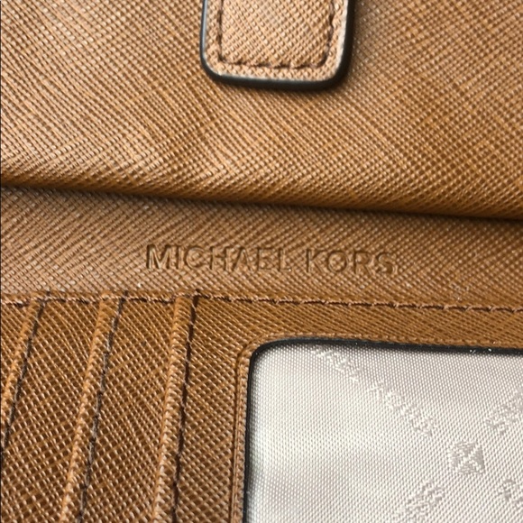 Michael Kors wristlet smartphone wallet - Picture 6 of 9